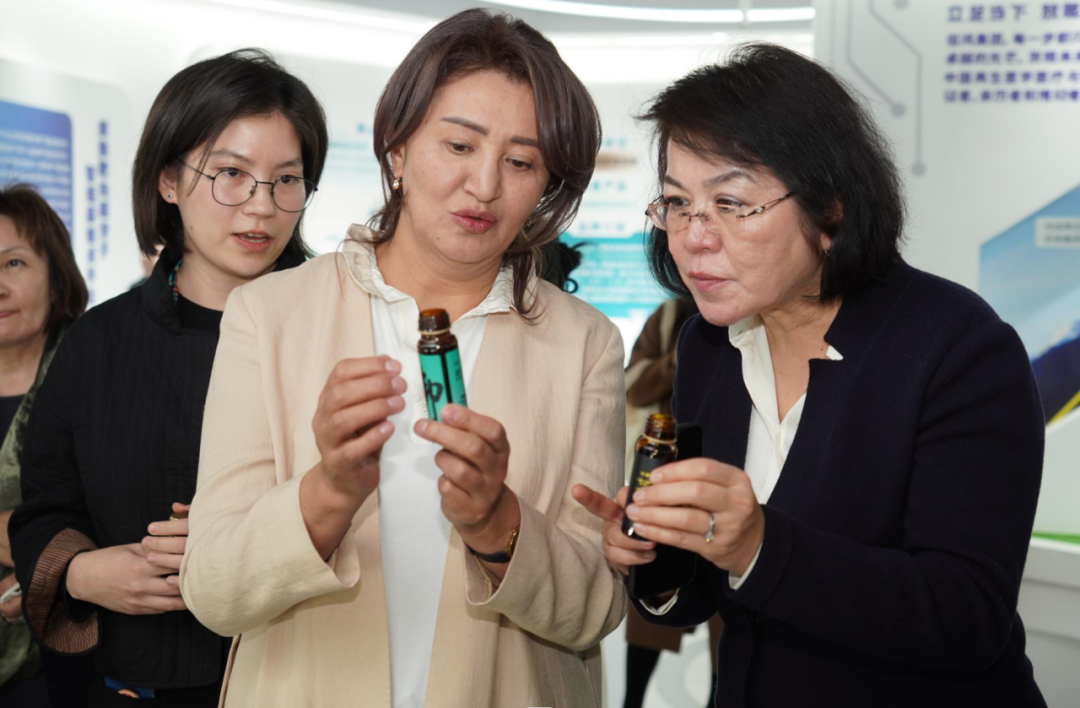 第七届丝博会丝路妇女论坛代表团，点赞佰鸿科技创新实力